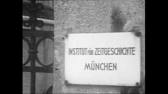 Schild mit der Aufschrift "Institut für Zeitgeschichte München"  