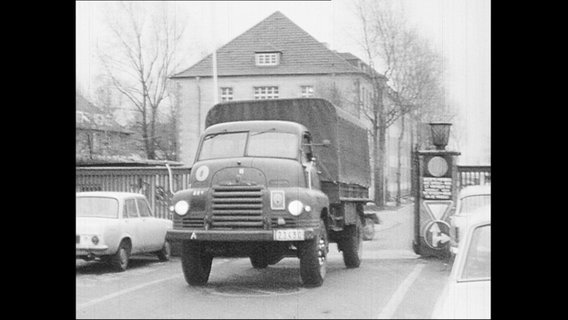 Ein Militärbus fährt eine Auffahrt entlang  