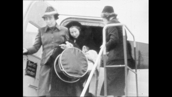 Mehrere Menschen steigen mit Handgepäck aus einem Flugzeug (Archivbild)  