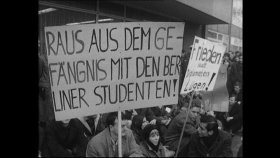 Studenten protestieren für die Freilassung von Berliner Studenten mit Plakaten (Archivbild)  