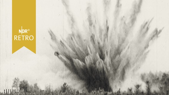 Rauch spritzt bei einer Detonation in den Himmel (Blingänger-Sprengung 1963)  