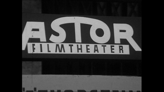 Schild mit der Aufschrift "Astor Filmtheater"  