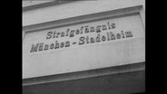 Fassademit der Aufschrift "Strafgefängnis München Stadelheim"  