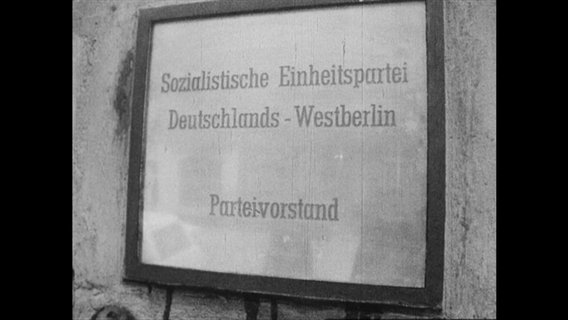 Ein Schild mit der Aufschrift "SED-Westberlin Parteivorsitz"  