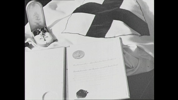 Ein Ritterorden und eine Urkunde sind auf einem Umhang platziert (Archivbild)  