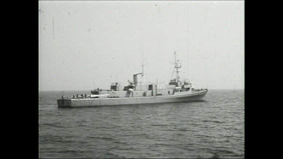Ein Kriegsschiff fährt auf der Ostsee (Archivbild)  