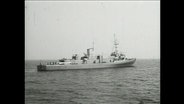 Ein Kriegsschiff fährt auf der Ostsee (Archivbild)  