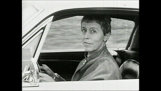 Beate Uhse fährt Auto und schaut durchs offene Fenster in die Kamera (Archivbild). © NDR 