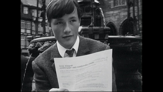 Ein Schüler liest ein Flugblatt (Archivbild)  