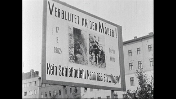 Ein Schild dass auf Morde an der Berliner Mauer hinweist (Archivbild)  