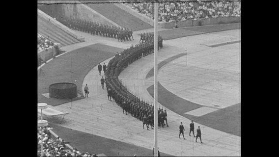 Eine Polizeiparade maschiert in ein Stadium ein (Archivbild)  