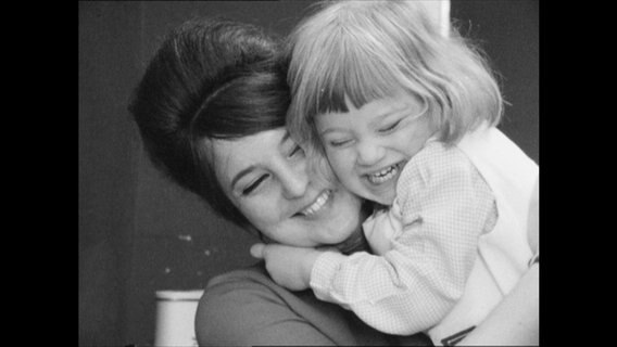 Eine Mutter und ihr Kind lachen zusammen (Archivbild)  