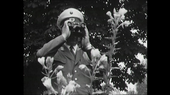 Ein Wachposten schaut druch sein Fernglas (Archivbild)  
