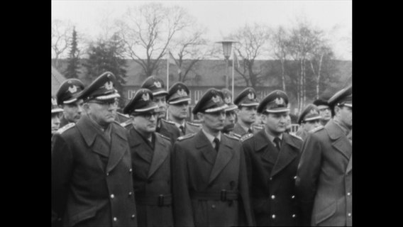 Soldaten stehen aufgereiht nebeneinander (Archivbild)  