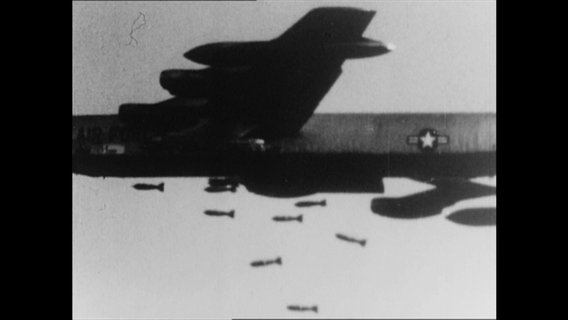 Ein Flugzeug wirft Bomben ab (Archivbild)  