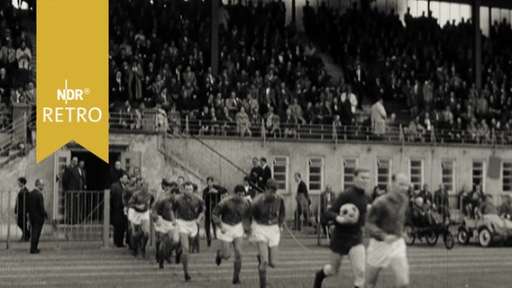 Fußballer von Hannover 96 beim Einlaufen ins Eilenriedestadion 1963 vor dem Oberligaspiel gegen Holstein Kiel  