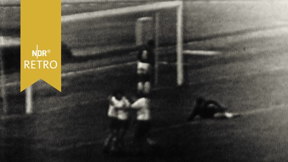 Spieler der DDR-Auswahl jubeln mit Stürmer Rainer Nachtigall nach dem Ausgleichstor im Länderspiel gegen Bulgarien 1964  