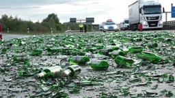 Kaputte Bierflaschen auf der Autobahn.