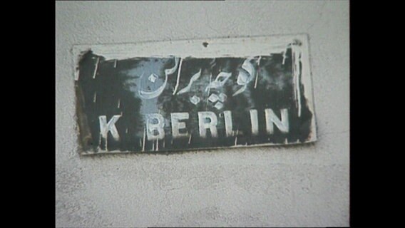 Straßenschild der Berliner Allee in Teheran.  