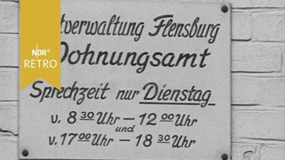 Schild "Wohnungsamt" der Stadtverwaltung Flensburg 1963  