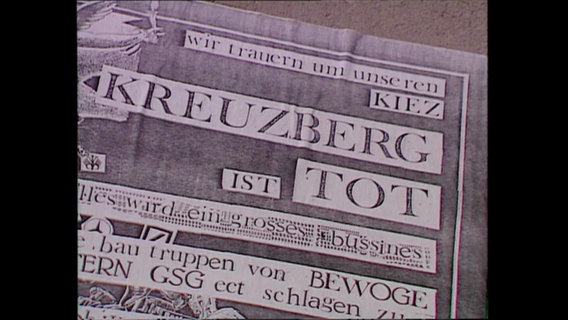 Ein Plakat mit der Aufschrift "Kreuzberg iost Tot"  