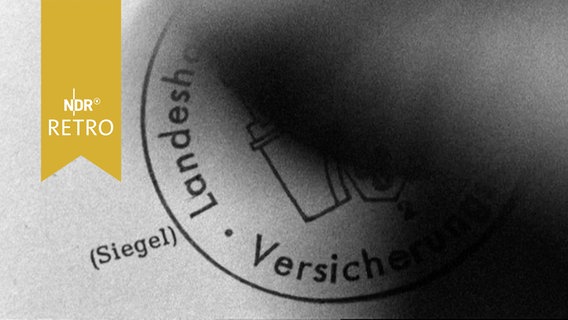 Neuer Stempel der "Landeshauptstadt Hannover" wird vom Papier gehoben (1963)  
