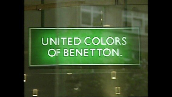 Ein illuminiertes Logo von United Colors of Benetton  