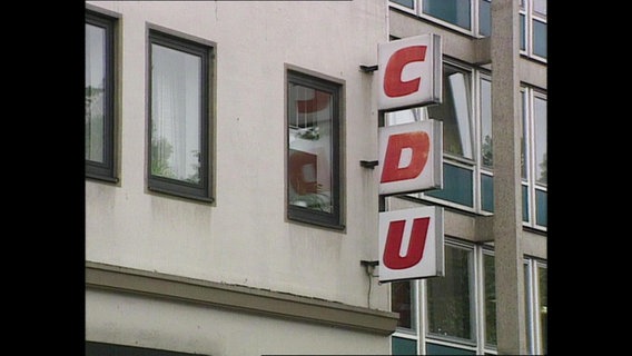 Der CDU Schriftzug an einer Hausfassade  