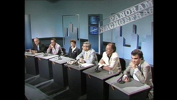 Sechs Panorama-Redakteure sitzen im Studio (Archivbild).  