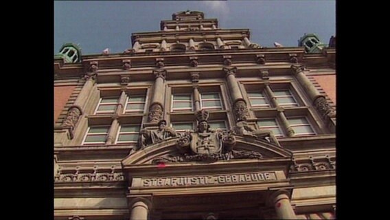 Die Fassade des Strafjustiz-Gebäudes in Hamburg.  