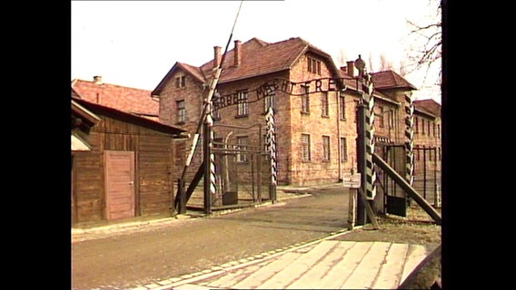 Der Eingang der KZ-Gedenkstätte in Auschwitz.  