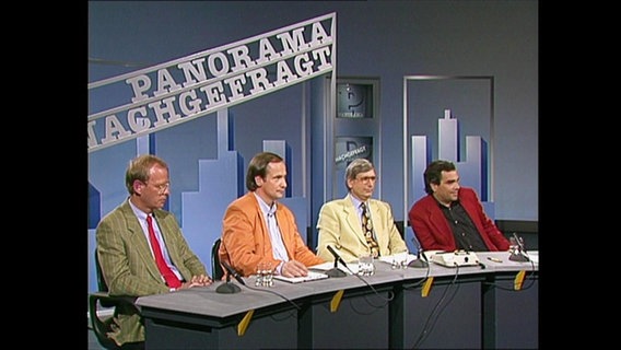 Drei Redakteure und ein Experte sitzen im Panorama-Studio (Archivbild).  
