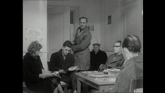 Mehrere Personen in einem Arztwartezimmer 1964  