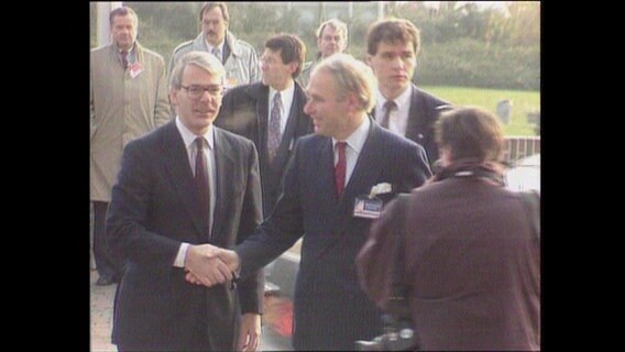 Zwei Politiker reichen sich beim EG-Gipfel die Hand (Archivbild).  