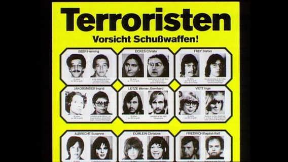 Ein Plakat mit der Überschrift "Terroristen, Vorsicht Schusswaffe!"  