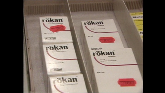 Mehrere Verpackungen des Medikaments "rökan" liegen in einer Schublade.  