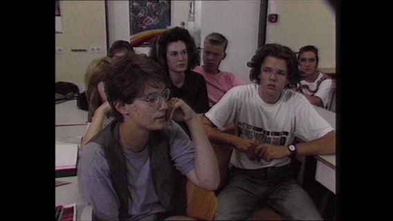 Schülerinnen und Schüler sitzen zusammen in einem Klassenraum (Archivbild).  