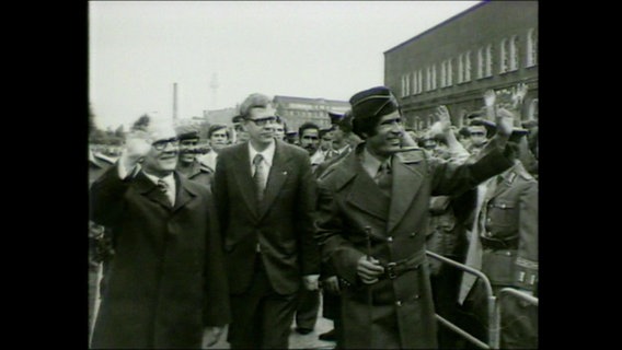 Honecker und Gaddafi winken gemeinsam der Menge zu (Archivbild)  