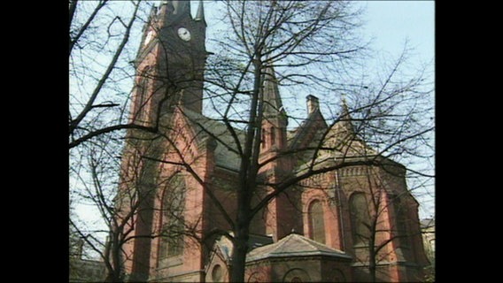 Aufnahme einer Kirche aus rotem Backstein  
