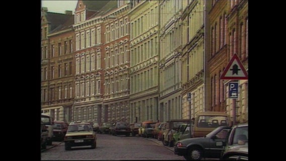 Blick auf eine Straße, in der Altbauhäuser stehen (Archivbild).  