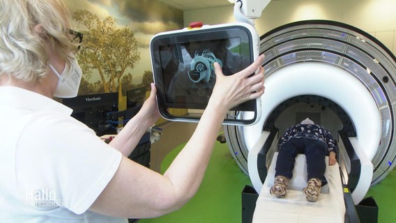 Das Strahlentherapiegerät ZAP-X in der Klinik in Lingen.  