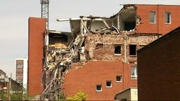 Ein stark zerstörtes Gebäude nach einer Explosion im Hamburger Stadtteil Barmbek-Süd.
