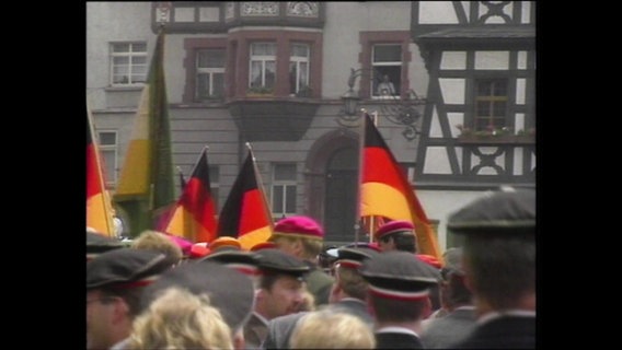 Eine Versammlung von Burschenschaftlern mit Deutschlandflaggen  