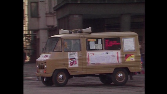 Ein Bus mit Stickern, unter anderem von der SPD (Archivbild)  