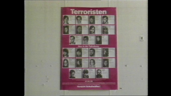 Ein Terroristen-Fahndungsplakat hängt an einer Wand (Archivbild).  