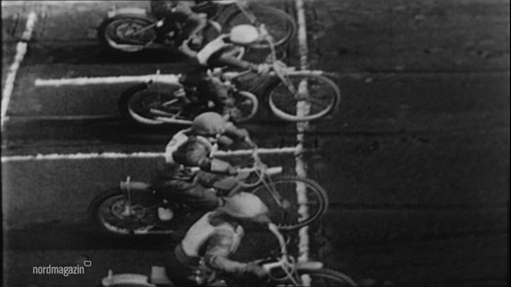 Historisches Schwarz-Weiß-Bild: Speedway-Fahrer am Start © NDR 