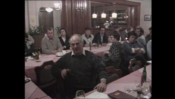 SPD-Mitglieder sitzen an einer Tafel in einem Gasthaus (Archivbild).  