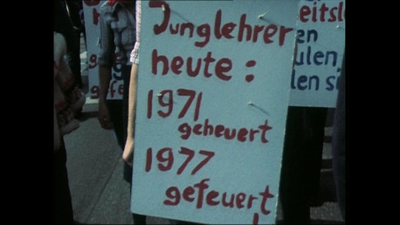 Ein Demo-Plakat mit der Aufschrift "Junglehrer heute: 1971, geheuert 1977 gefeuert" (Archivbild).  