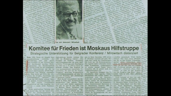 Ein Zeitungsartikel mit dem Titel "Komitee für Frieden ist Moskaus Hilfstruppe" (Archivbild).  