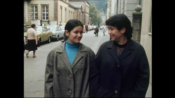 Zwei junge Frauen, deren Eltern als Gastarbeiter in die BRD kamen, spazieren durch eine Straße (Archivbild).  